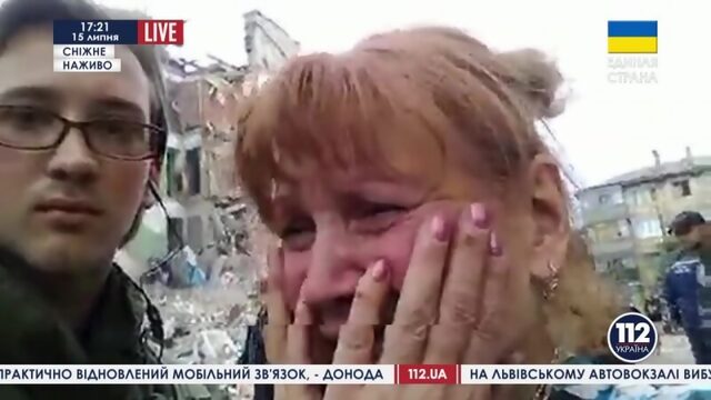 Снежное.15 июля,2014.Украинский стример Роман Гнатюк на месте авиаудара.Берет интервью у потерпевшей (канал 112)