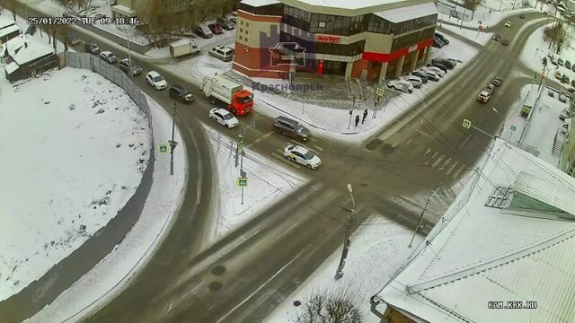 Мусоровоз поехал не по знакам в Красноярске