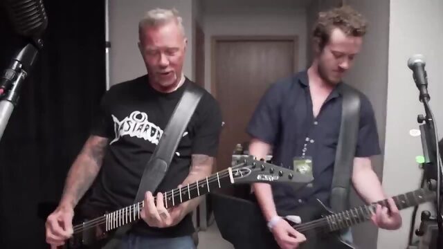 Эдди Мансон (Джозеф Куинн) встретился Metallica